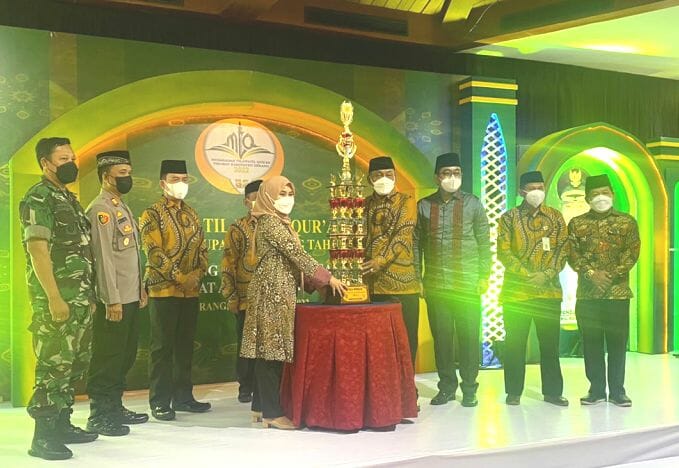 Penyerahan hadiah kepada juara umum Lomba MTQ tingkat Kabupaten Serang, tahun 2022, Rabu (30/3/2022) malam. (ISTIMEWA)