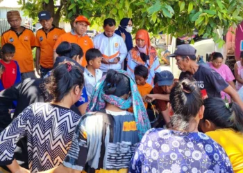 Wakil Ketua DPRD Kabupaten Serang, Mansur Barmawi, memberikan bantuan nasi bungkus dan air minum, kepada korban banjir, belum lama ini. (ISTIMEWA)