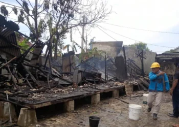 Sejumlah warga sedang memadamkan api, yang membakar Ponpes di Tirtayasa, Kabupaten Serang, Selasa (8/3/2022). (ISTIMEWA)