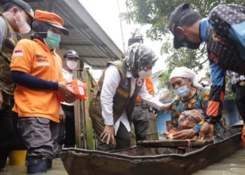 Bupati Serang, Ratu Tatu Chasanah, didampingi BPBD Kabupaten Serang meninjau lokasi banjir, di Cinangka, Kamis (3/3/2022). (ISTIMEWA)