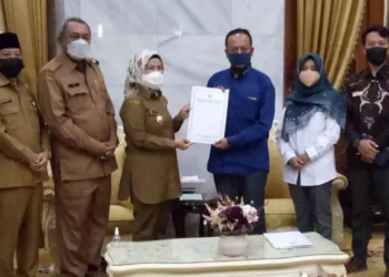 Kepala Ombudsman RI Perwakilan Banten, Dedy Irsan (kanan), menyerahkan hasil penilain kepada Bupati Serang, Ratu Tatu Chasanah, Senin (4/4/2022) di Pendopo. (ISTIMEWA)