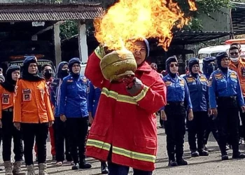Seorang petugas pemadam kebakaran BPBD Kabupaten Serang, melakukan simulasi menjinakan kebakaran akibat tabung gas. (ISTIMEWA)