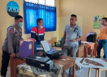 Sejumlah personel kepolisian sedang melakukan olah TKP, di SMA Negeri 1 Bandung, di Desa Blokang, Kecamatan Bandung, Kabupaten Serang, dibobol maling, Rabu (20/4/2022). (ISTIMEWA)