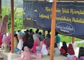 Anak-anak peserta pesantren kilat, sedang diajarkan berbagai ilmu keagamaan, oleh guru pembimbingnya, Sabtu (16/4/2022). (ISTIMEWA)