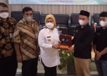 Bupati Serang Ratu Tatu Chasanah, menghadiri Dies Natalis 1 Barisan Relawan Serang Banten (Baraseba), di salah satu rumah makan di Palima, Jumat (1/4/2022). (ISTIMEWA)
