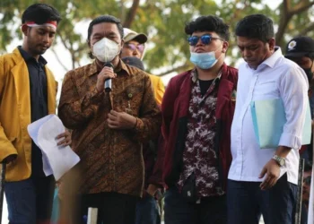 Sekda Banten bersama Ketua DPRD Banten, temui massa aksi yang tergabung dama BEM Se-Banten, ketika unjuk rasa di depan gedung DPRD Banten, Kamis (14/4/2022). (ISTIMEWA)