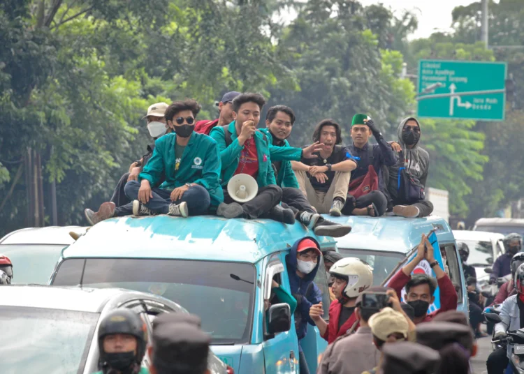Foto Massa Aksi Mahasiswa Tangerang Menuju Jakarta