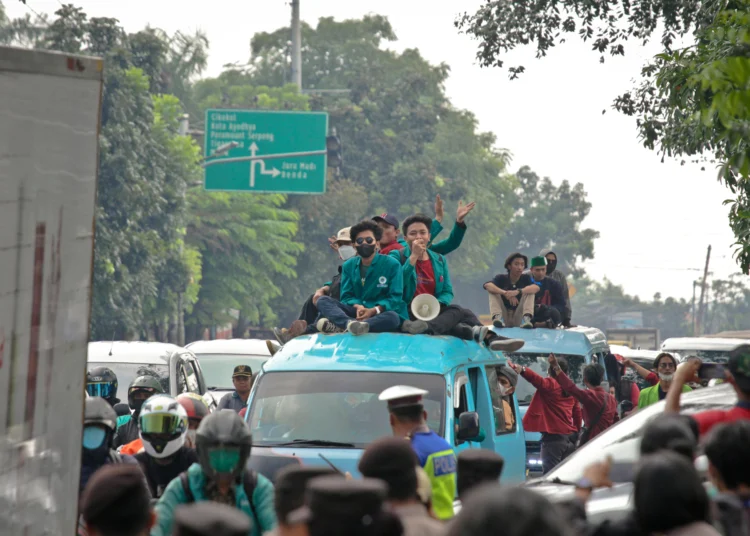 Foto Massa Aksi Mahasiswa Tangerang Menuju Jakarta