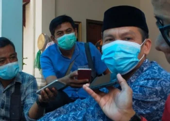 WAWANCARA–Camat Labuan, Ace Janurji, sedang di wawancara wartawan, di lingkungan Pendopo Bupati Pandeglang, Kamis (7/4/2022). (ISTIMEWA)