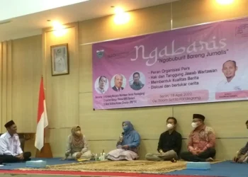 Bupati Pandeglang, Irna Narulita didampingi Ketua MSI Banten dan Pandeglang, serta pemateri, sedang memberikan sambutan di acara "Ngabaris" di opp room Setda Pandeglang, Senin (18/4/2022). (NIPAL SUTIANA/SATELITNEWS.ID)
