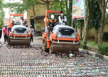Polda Banten Musnahkan 12 Ribu Botol Miras dan 32 Kg Sabu