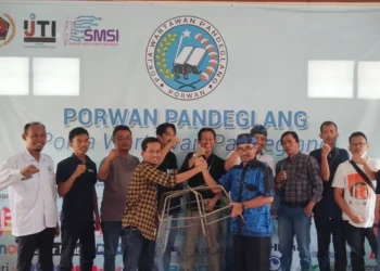 Ketua Porwan Pandeglang, Nipal Sutiana didampingi jajaran wartawan, serahkan rak laba-laba media tanam terumbu karang, kepada Ketua F-PTK Banten, Nurwata Wiguna, Jumat (1/4/2022). (ISTIMEWA)