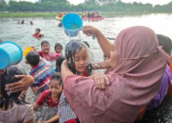 Foto Tradisi Keramas Bersama di Sungai Cisadane Jelang Ramadan