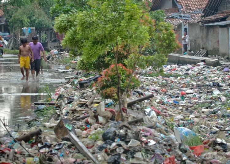 Foto Tumpukan Sampah di Kalimati Kampung Kalijaya Teluknaga