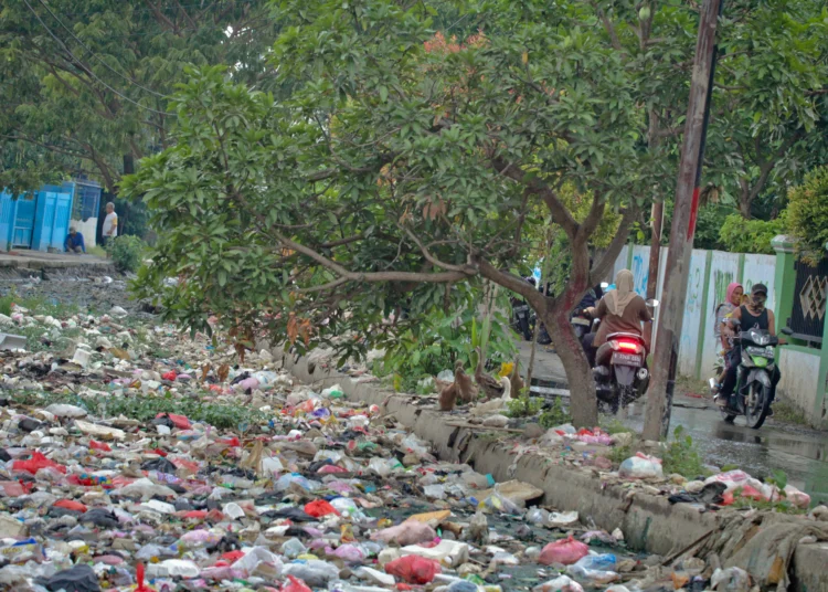 Foto Tumpukan Sampah di Kalimati Kampung Kalijaya Teluknaga