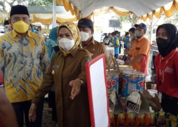 Bupati Serang, Ratu Tatu Chasanah, meninjau syand bazar ramadan di halaman kantor Kecamatan Carenang, Selasa (12/4/2022). (ISTIMEWA)
