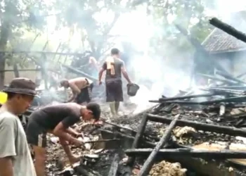 Sebuah rumah di Kampung Parungkokosan, Desa Parungkokosan, Kecamatan Cikeusik, Kabupaten Pandeglang, hangus dilalap api, Minggu (22/5/2022). (ISTIMEWA)