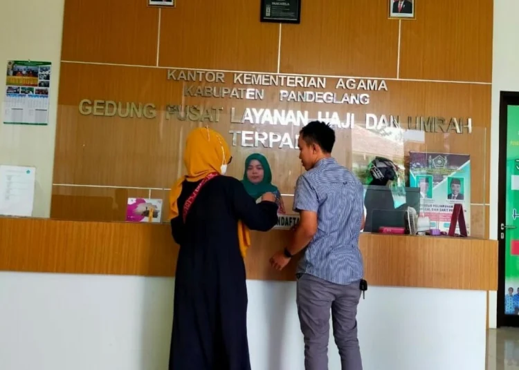 Kepala Seksi Penyelenggaraan Haji dan Umrah (Kasi PHU) Kantor Kemenag Kabupaten Pandeglang, Agus Salim, sedang memantau ruang pelayanan Kantor Kemenag Pandeglang, Kamis (19/5/2022). (ISTIMEWA)