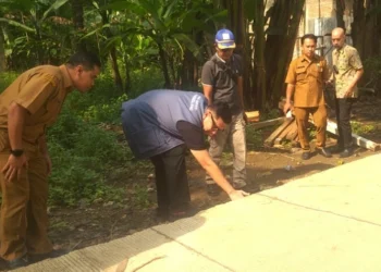 MONITORING–Wabup Pandeglang, Tanto Warsono Arban, memeriksa hasil pembangunan jalan beton Cadasari – Koranji, Senin (23/5/2022). (NIPAL SUTIANA/SATELITNEWS.ID)