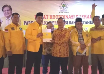 Dewan Kehormatan DPP Partai Golkar, Akbar Tandjung, memberikan buku kepada Sekretaris DPD Partai Golkar Provinsi Banten, Bahrul Ulum, Selasa (17/5/2022). (ISTIMEWA)