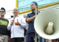Kepala Dinas Tenaga Kerja (Disnaker) Provinsi Banten, Septo Kalnadi, tanggapi persoalan yang disampaikan buruh dalam unjuk rasa, Rabu (25/5/2022). (HERMAN SAPUTRA/SATELITNEWS.ID)