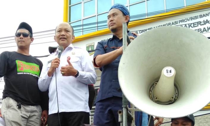Kepala Dinas Tenaga Kerja (Disnaker) Provinsi Banten, Septo Kalnadi, tanggapi persoalan yang disampaikan buruh dalam unjuk rasa, Rabu (25/5/2022). (HERMAN SAPUTRA/SATELITNEWS.ID)