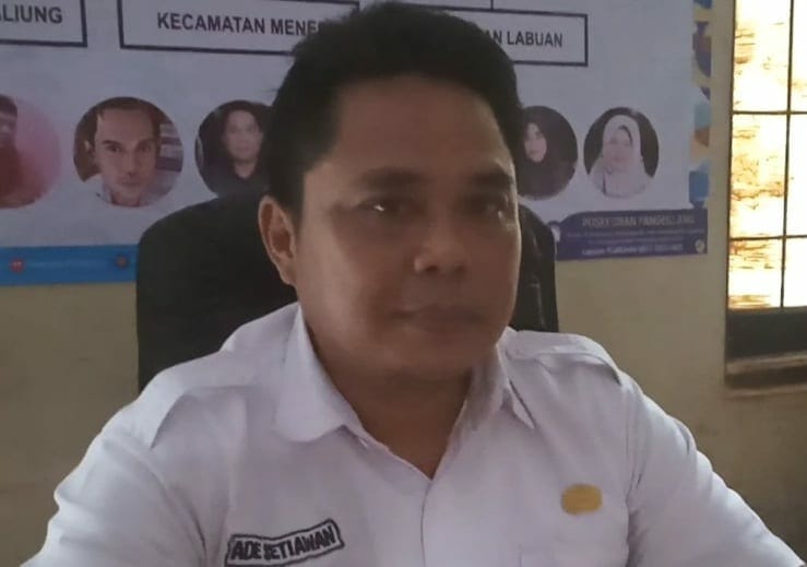 WAWANCARA–Kepala Puskeswan Distan Kabupaten Pandeglang, Ade Setiawan, di wawancara wartawan di kantornya, Kamis (12/5/2022). (ISTIMEWA)