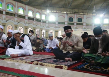 Wagub Andika dan Keluarga Shalat Idul Fitri di Masjid Raya Al Bantani