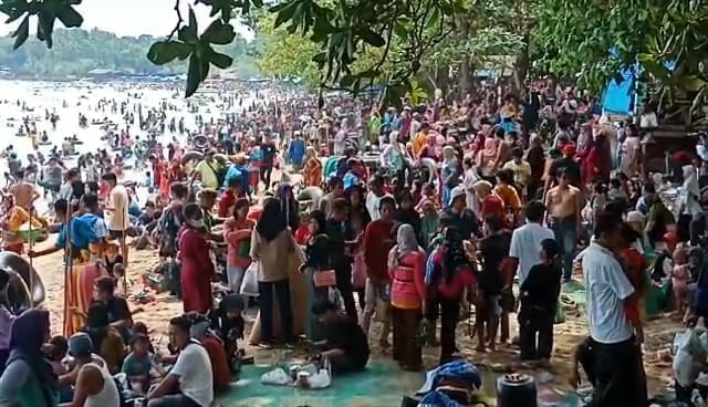Pengunjung Tempat Wisata Pantai di Banten, membludak, Rabu (4/5/2022). (ISTIMEWA)