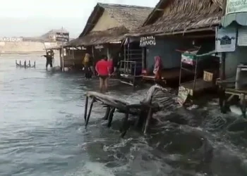 Gelombang di Pantai Bagedur Lebak Capai 3 Meter, Warung Terendam, Wisatawan Dilarang Berenang