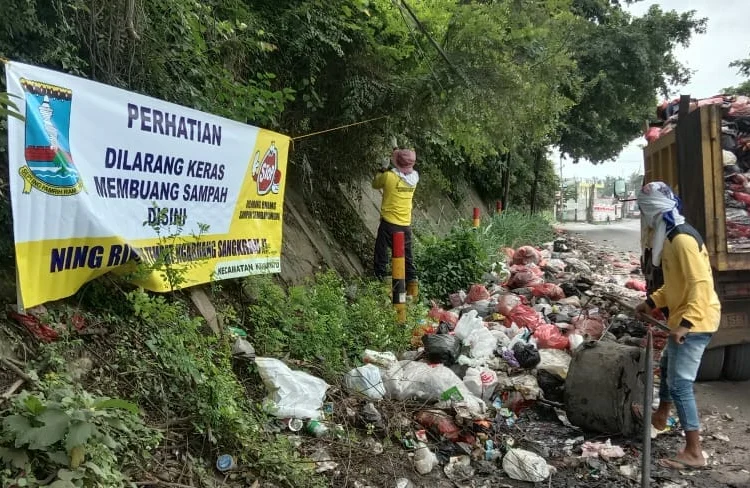 Petugas kebersihan mengangkut sampah liar, yang berserakan di Jalan Raya Serang - Cilegon, belum lama ini. (ISTIMEWA)