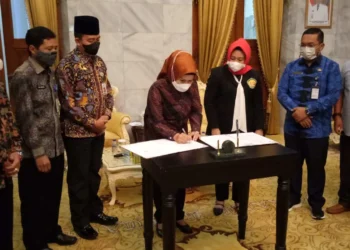 Bupati Serang, Ratu Tatu Chasanah, melakukan penandatangan MuO dengan Universitas Bhayangkara Jakarta Raya, di Pendopo, Kamis (19/5). (ISTIMEWA)