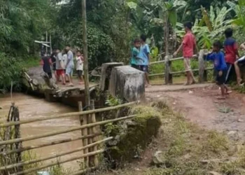 Lokasi jembatan di Kampung Karangtengah, Desa Idaman, Kecamatan Patia, rusak parah diterjang banjir, Jumat (27/5/2022). (ISTIMEWA)