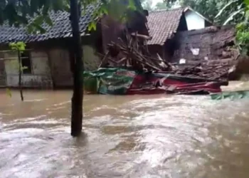 Kondisi rumah warga di Desa Ciherang, Kecamatan Picung, Kabupaten Pandeglang, saat dilanda banjir, beberapa hari lalu. (ISTIMEWA)