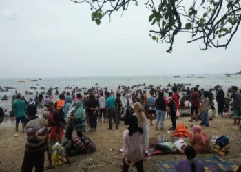 Pantai Carita Kabupaten Pandeglang, dipadati wisatawan, Rabu (4/5/2022). (ISTIMEWA)