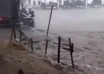 Banjir akibat luapan Sungai Cibayawak, Desa Pari, Kecamatan Mandalawangi, Kabupaten Pandeglang, Kamis (12/5)2022) sore. (ISTIMEWA)