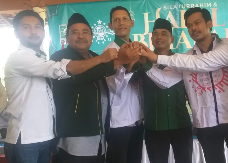 Secara simbolis, H. Mulyadi (dua dari kiri) bersama pengurus PKB Pandeglang dan Banten, berjabatan tangan, di Aula Cas Water Park Pandeglang, Rabu (25/5/2022).