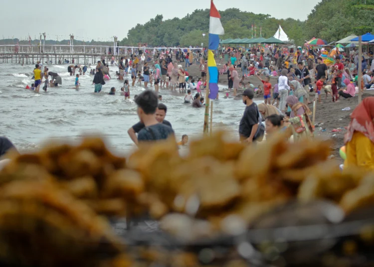 Foto Liburan di Pantai Tanjung Pasir Tangerang