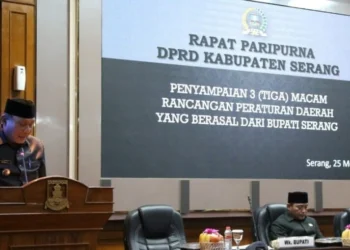 Wakil Bupati Serang, Pandji Tirtayasa, menyampaikan nota usul Raperda dalam rapat paripurna, Rabu (25/5/2022). (ISTIMEWA)