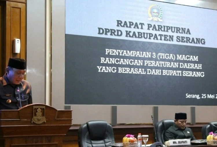 Wakil Bupati Serang, Pandji Tirtayasa, menyampaikan nota usul Raperda dalam rapat paripurna, Rabu (25/5/2022). (ISTIMEWA)