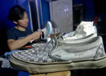 Foto Pengguna Jasa Cuci Sepatu Meningkat Pasca Libur Lebaran