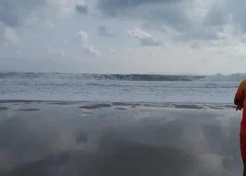 Ketinggian Gelombang Hingga 5 Meter, Pengunjung Pantai di Baksel Dilarang Berenang