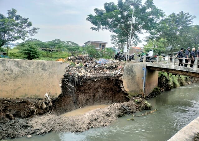 Tanggul Kali Sabi Jebol, Warga Perumahan Pondok Arum Cemas Terjadi Banjir
