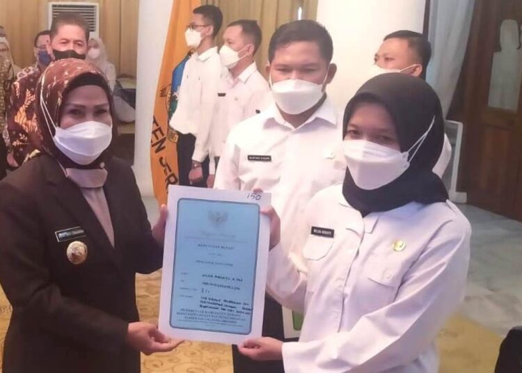 Bupati Serang, Ratu Tatu Chasanah, menyerahkan SK pengangkatan CPNS di Pendopo, Kamis (23/6/2022). (ISTIMEWA)