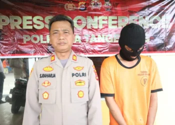 DIAMANKAN: Tersangka SHR dan barang bukti saat diamankan personel Polsek Kronjo Polresta Tangerang. (ISTIMEWA)
