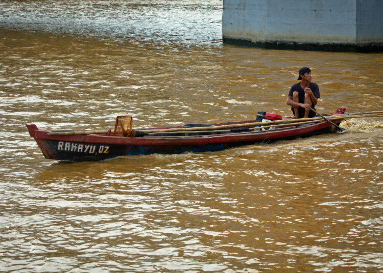 Foto Aliran Air Sungai Cisadane Keruh