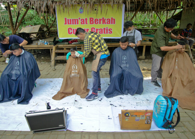 Foto Berkah Jumat Cukur Rambut Gratis Untuk Anak Yatim