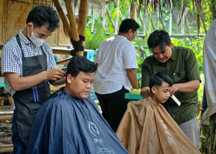 Foto Berkah Jumat Cukur Rambut Gratis Untuk Anak Yatim
