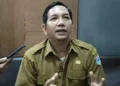 Kepala DPMPD Pandeglang, Doni Hermawan, sedang di wawancara wartawan di ruang kerjanya, Selasa (21/6/2022). (NIPAL SUTIANA/SATELITNEWS.ID)