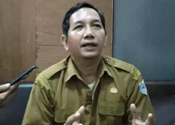 Kepala DPMPD Pandeglang, Doni Hermawan, sedang di wawancara wartawan di ruang kerjanya, Selasa (21/6/2022). (NIPAL SUTIANA/SATELITNEWS.ID)